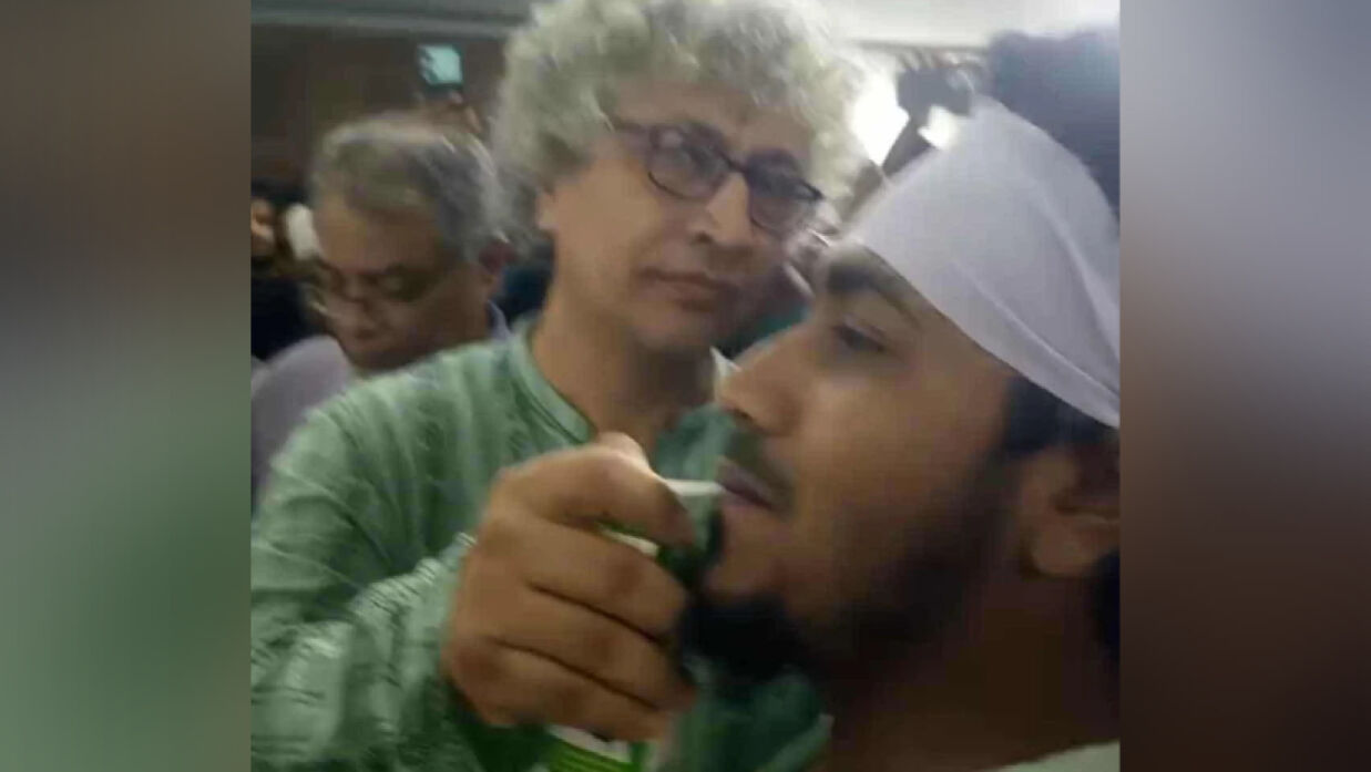 জুস খাইয়ে শিক্ষার্থীদের অনশন ভাঙালেন ইউজিসি সদস্য