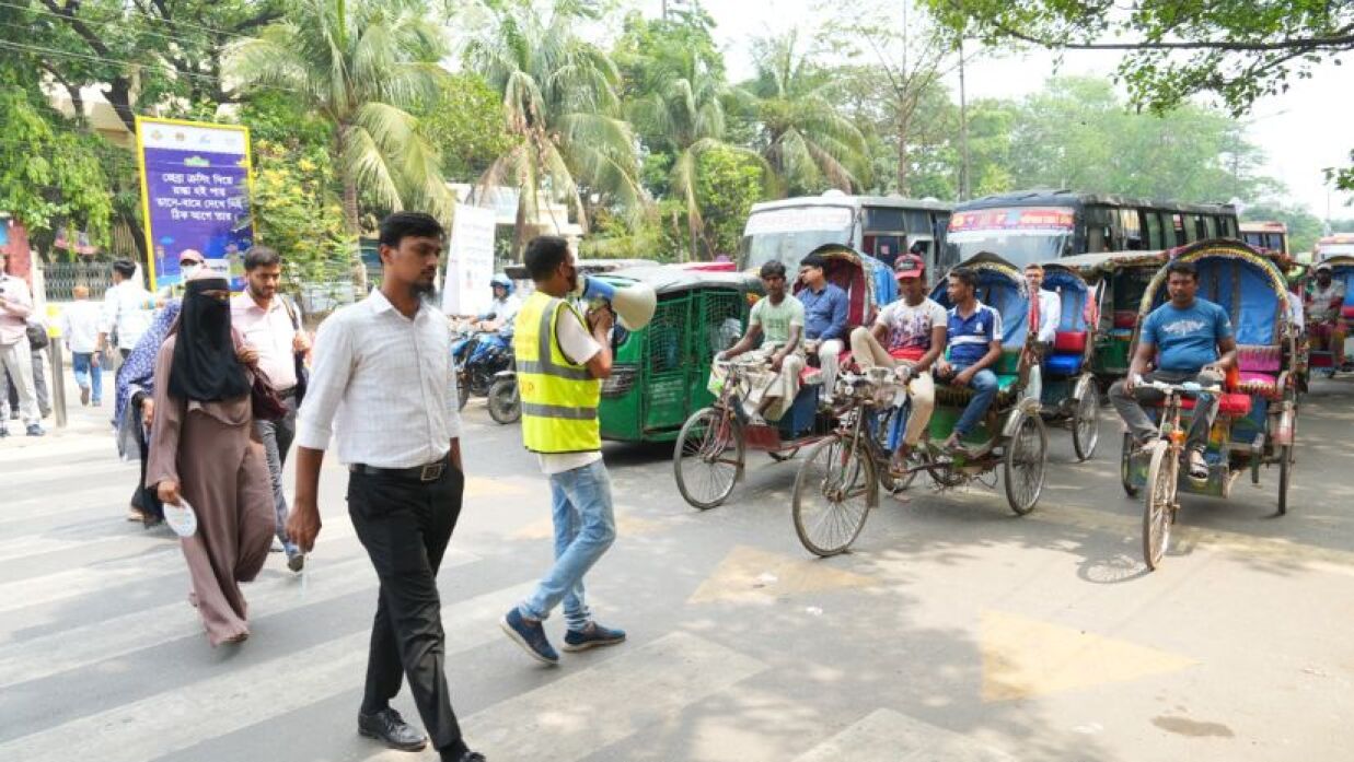 পথচারীদের নিরাপদে রাস্তা পারাপারে সিগন্যাল লাইট