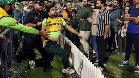 যে কারণে দর্শককে মারতে গিয়েছিলেন খুশদিল