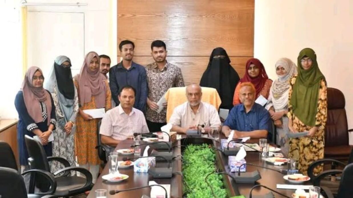 বাংলাদেশ কৃষি বিশ্ববিদ্যালয়ের (বাকৃবি) চারটি অনুষদের ১০ জন শিক্ষার্থী