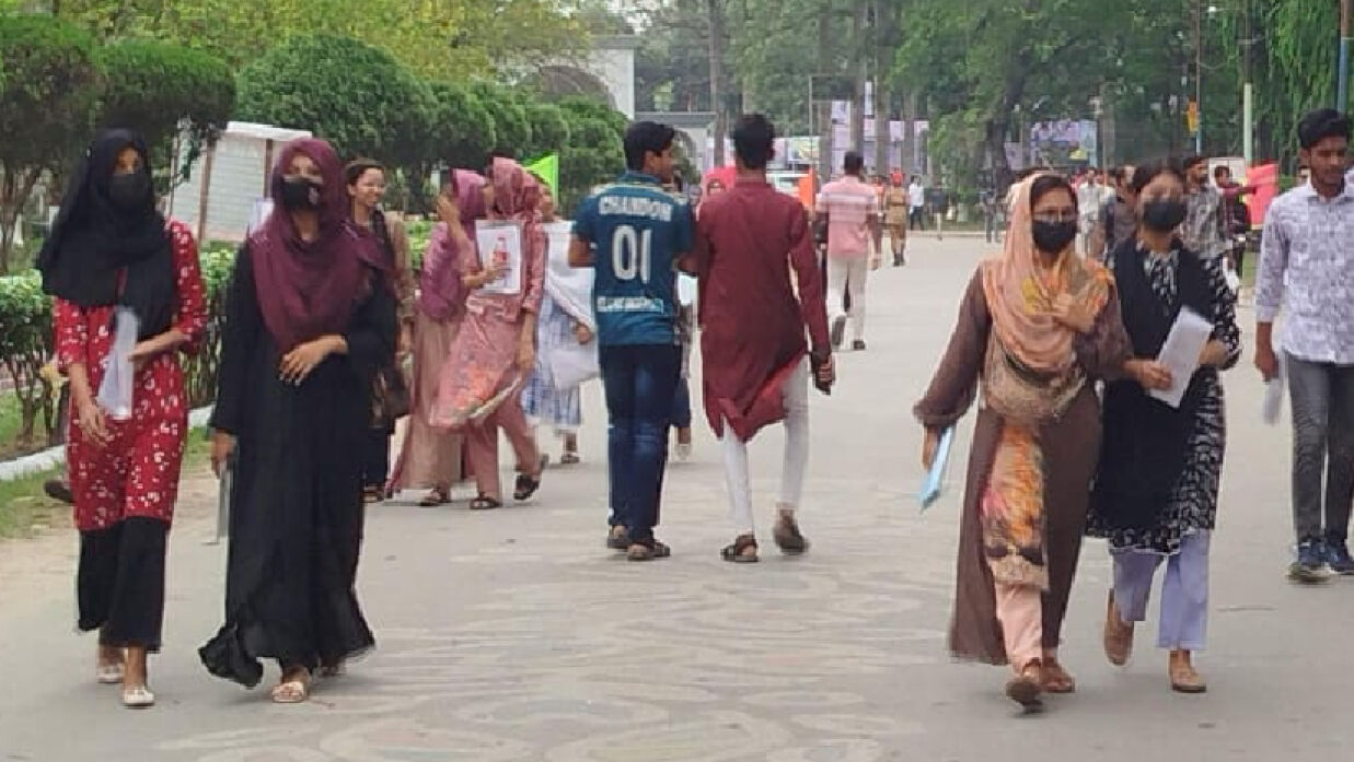 কেন্দ্রে প্রবেশ করছেন পরীক্ষার্থীরা 