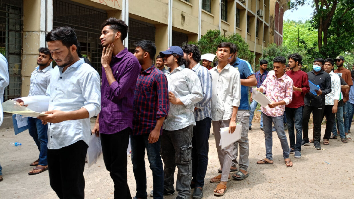 ইবি কেন্দ্রে প্রবেশ করছে ভর্তিচ্ছুরা