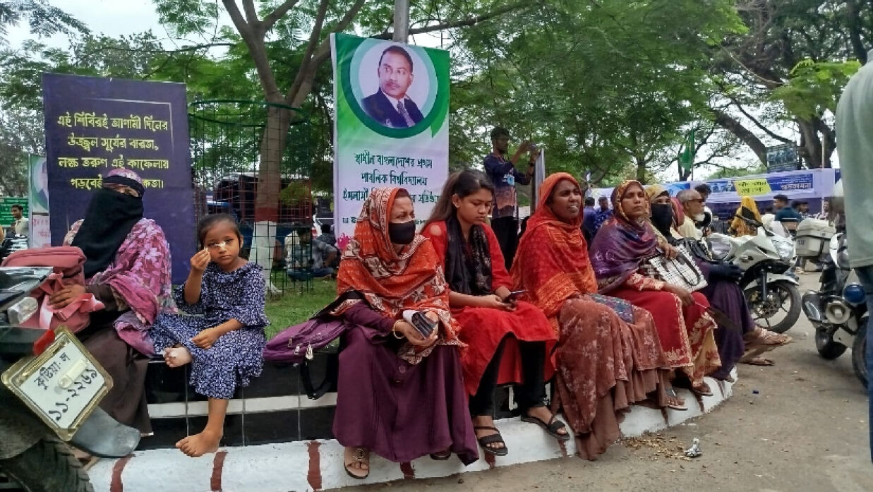 পরীক্ষা কেন্দ্রের বাইরে অভিভাবকদের অপেক্ষা