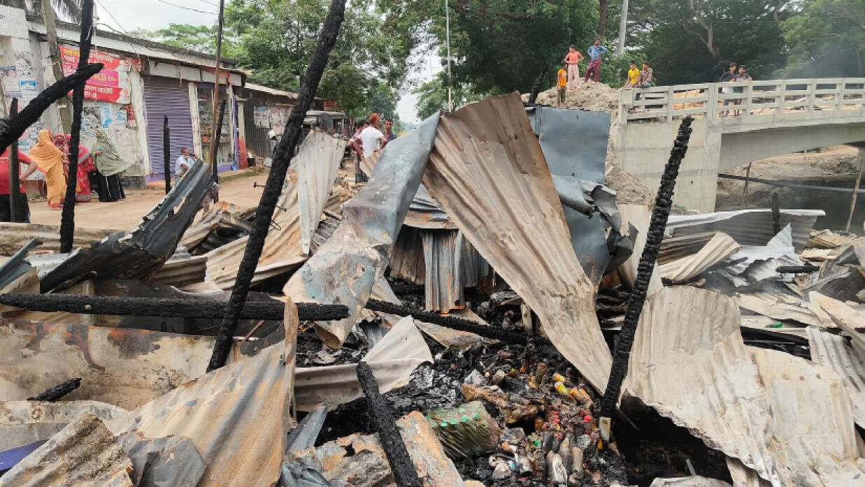 অগ্নিকাণ্ডে ক্ষতিগ্রস্ত দোকান