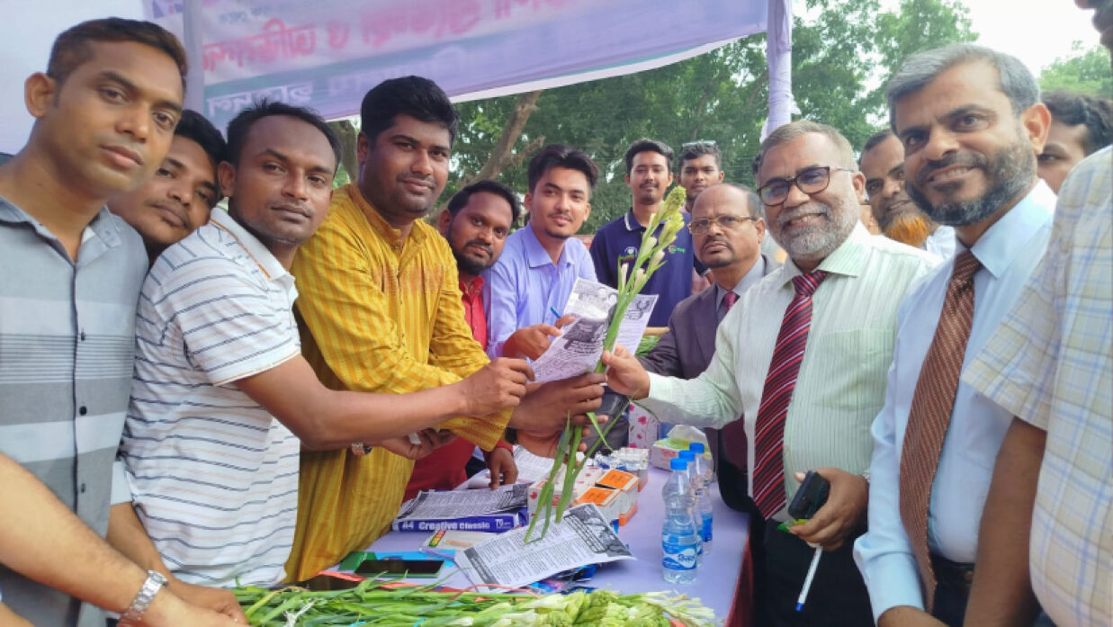 অভিভাবকদের জন্য ভর্তি তথ্য সহায়তা কেন্দ্র স্থাপন, ফুল ও উপহার