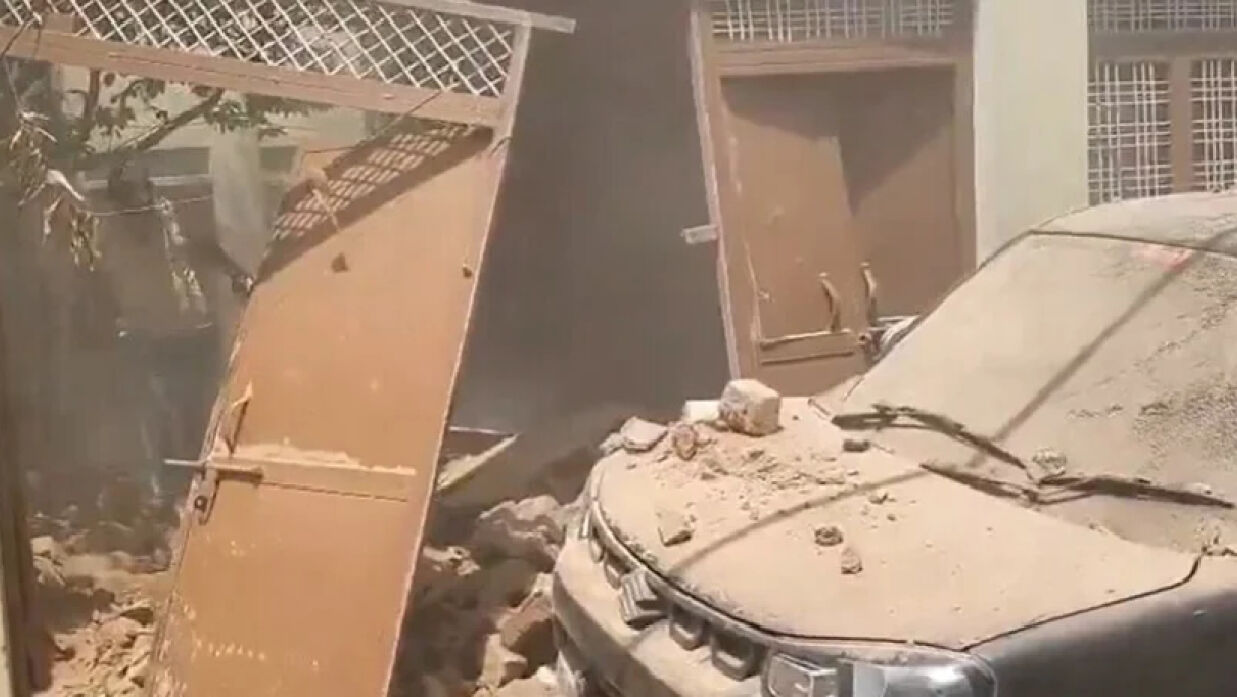 বোমার আঘাতে বিধ্বস্ত বাড়ি