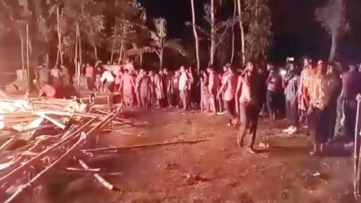 প্যান্ডেল গুঁড়িয়ে আগুন দিয়েছে বিক্ষুব্ধ জনতা