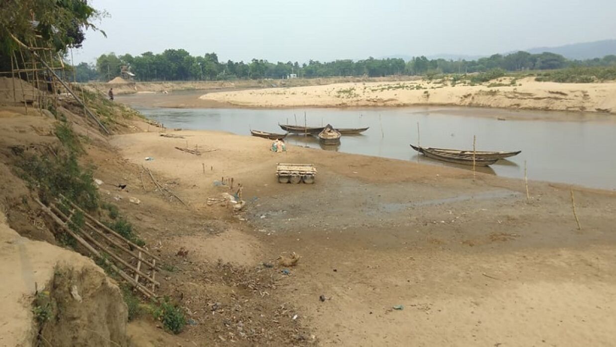 অপরিকল্পিত বালু উত্তোলনের কারণে ভাঙন দেখা দিয়েছে নেতা নদীতে