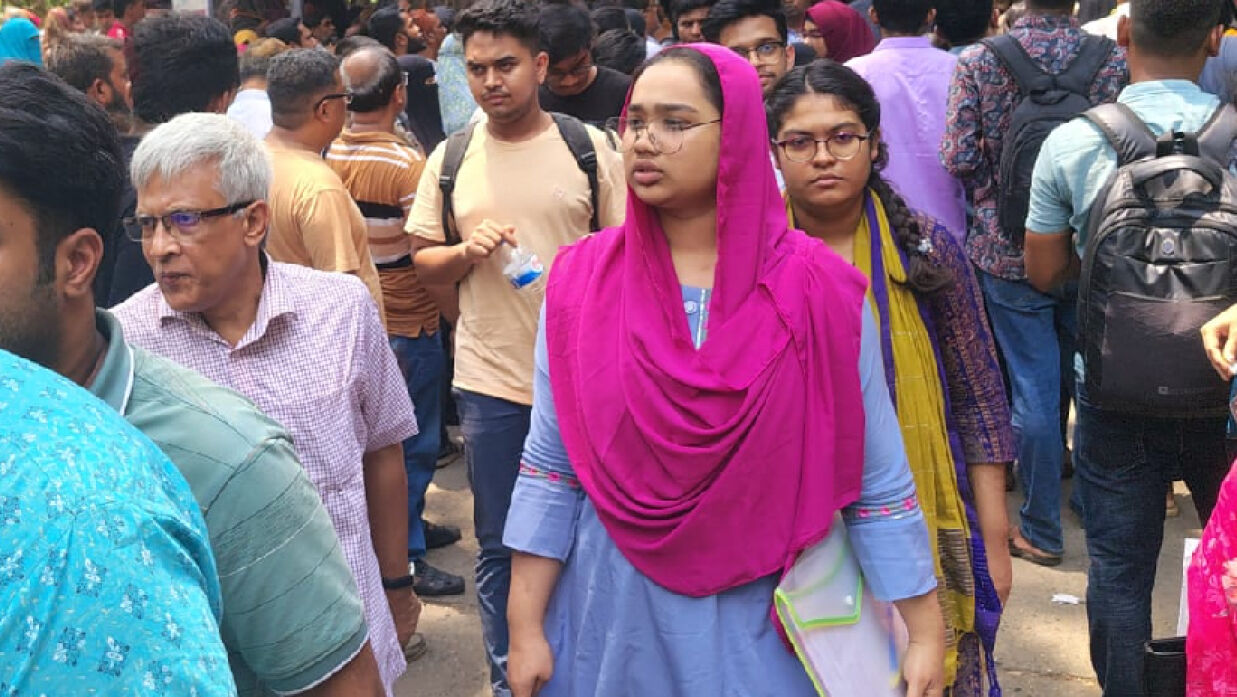 ভর্তি পরীক্ষা শেষে বের হচ্ছেন পরীক্ষার্থীরা