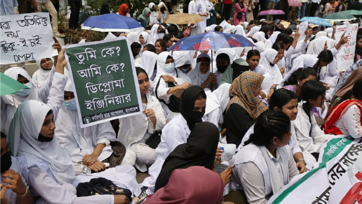 আন্দোলনরত শিক্ষার্থীরা