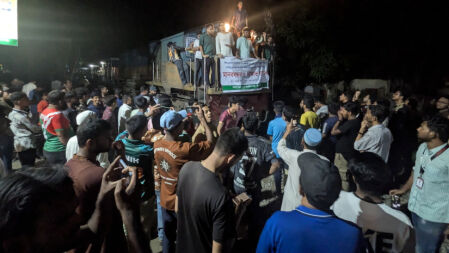 পিএসসি সংস্কারের দাবিতে ট্রেন অবরোধ করে বাকৃবি শিক্ষার্থীদের বিক্ষোভ