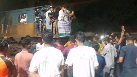 বাকৃবি শিক্ষার্থীদের রেললাইন অবরোধ, ঢাকা-ময়মনসিংহ ট্রেন চলাচল বন্ধ