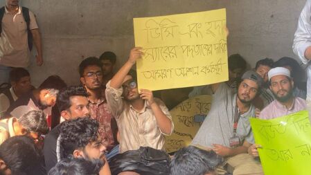 দাবি মানার পরও আন্দোলন, এখনও অবরুদ্ধ ইউআইইউ ভিসিসহ শিক্ষক-কর্মকর্তারা