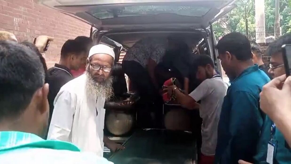 সোহরাওয়ার্দী মেডিকেল কলেজ হাসপাতালে মর্গের সামনে লামিয়ার লাশ তোলা হচ্ছে অ্যাম্বুলেন্সে