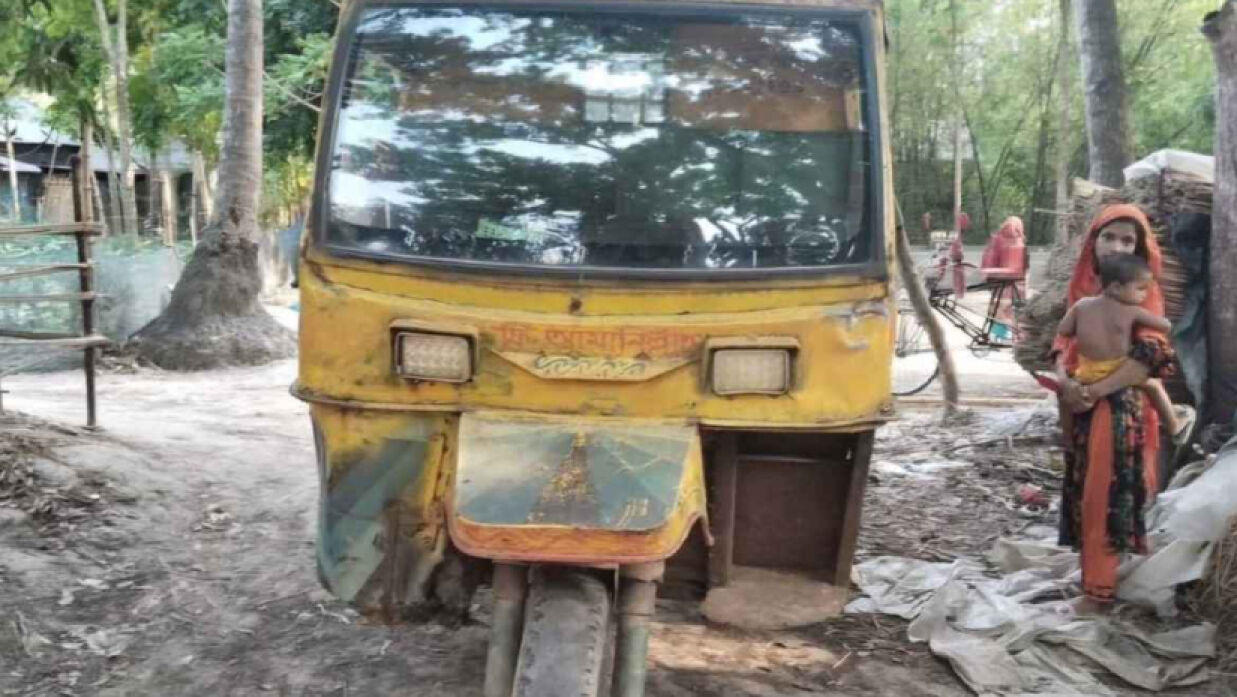 ইট-বালু টানার ‘খেক্কর গাড়ি’