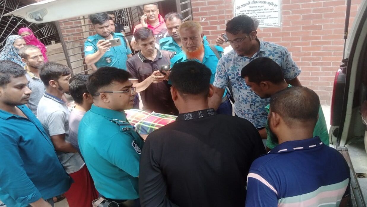 সোহরাওয়ার্দী মেডিকেল কলেজ হাসপাতালের মর্গে ময়নাতদন্ত শেষে লামিয়ার লাশ নিয়ে যাওয়া হচ্ছে