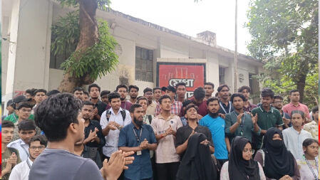 ঢাকা পলিটেকনিক ক্যাম্পাসে শিক্ষার্থীদের বিক্ষোভ 