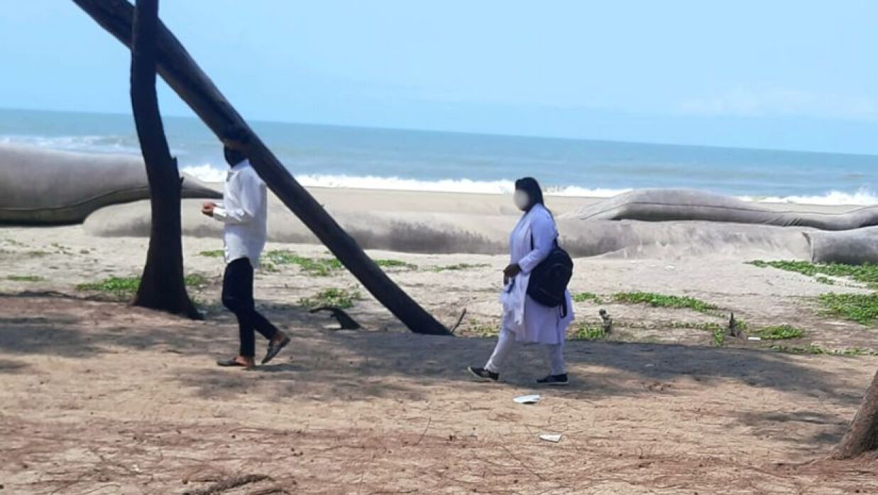 ক্লাস ফাঁকি দিয়ে কক্সবাজার সৈকতে ঘুরছে শিক্ষার্থীরা