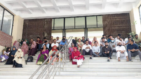 তিন দফা দাবিতে আন্দোলনে হাবিপ্রবিতে প্রভাষকরা