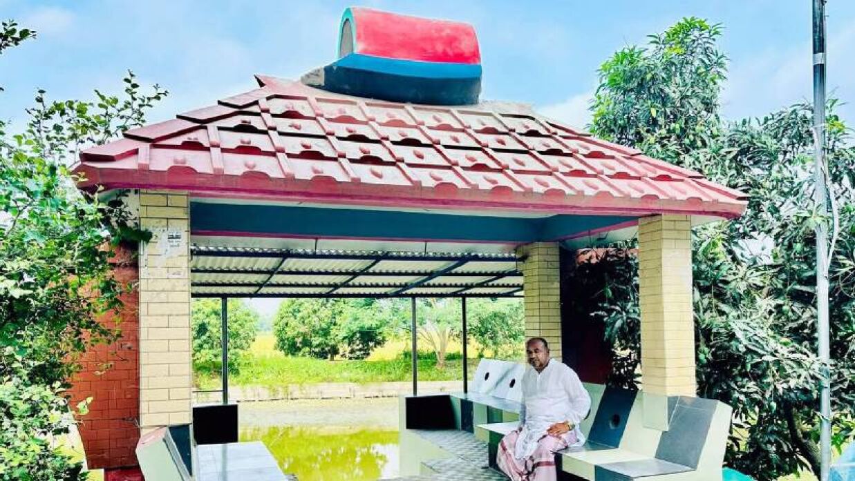 পুকুর পাড়ে নির্মিত নৌকার ভাস্কর্য ভেঙে ফেলেন আবু ছাইদ শিকদার