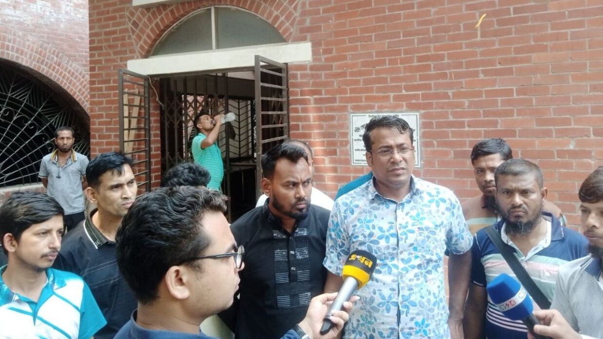 লামিয়ার স্বজনরা কথা বলছেন গণমাধ্যমের সাথে। 