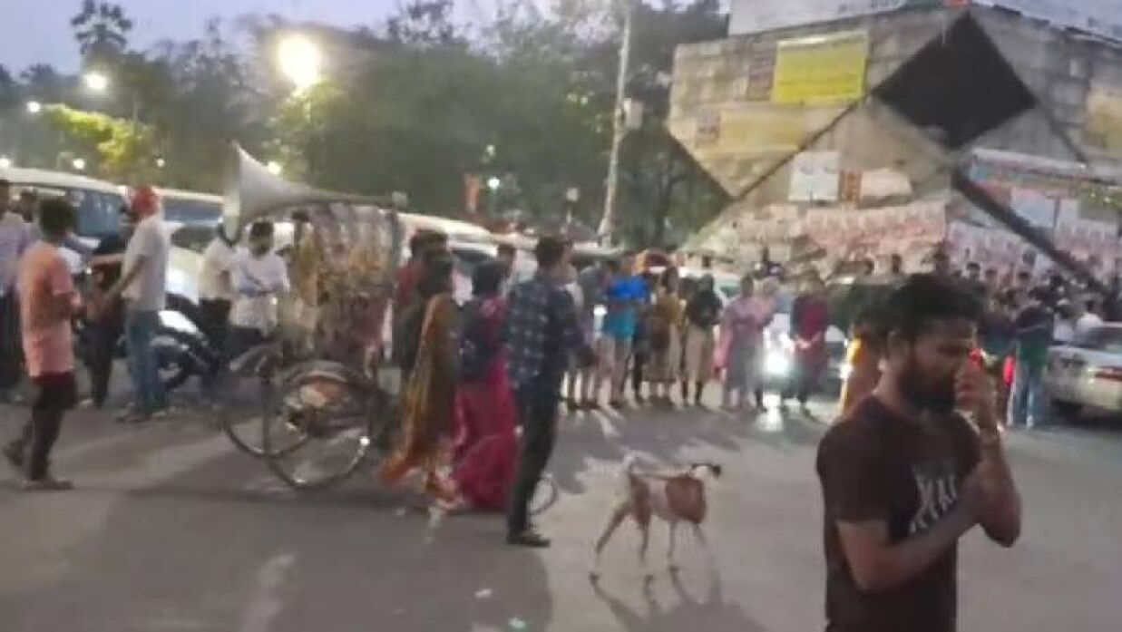 শাহবাগ অবরোধ করেন আন্দোলনকারীরা