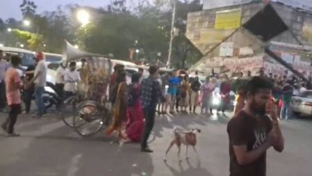 পিএসসি সংস্কারের দাবিতে শাহবাগ অবরোধ