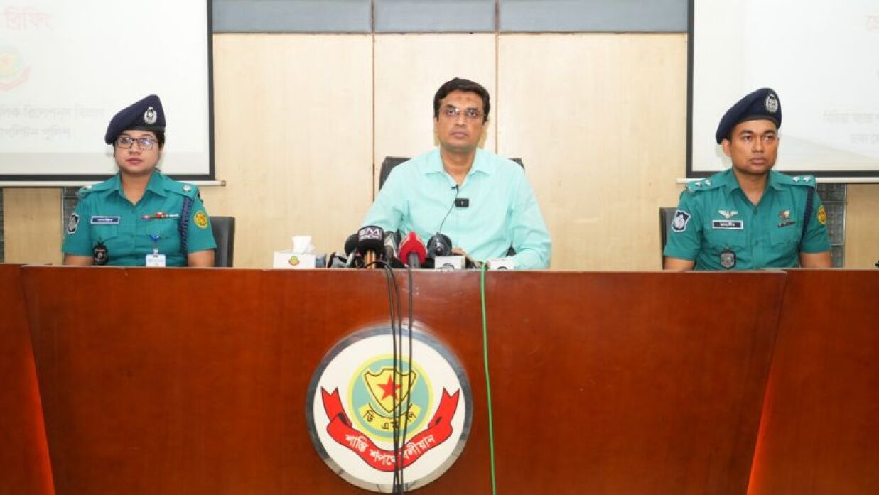 মাঝখানে মোঃ মিজানুর রহমান ডিসি (ডিবি-মিরপুর)