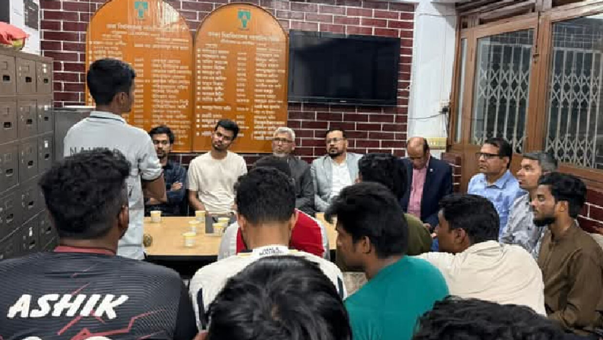 পিএসসি সংস্কারের দাবিতে আন্দোলনকারীদের সঙ্গে বৈঠকে বসেছেন উপদেষ্টা আসিফ মাহমুদ