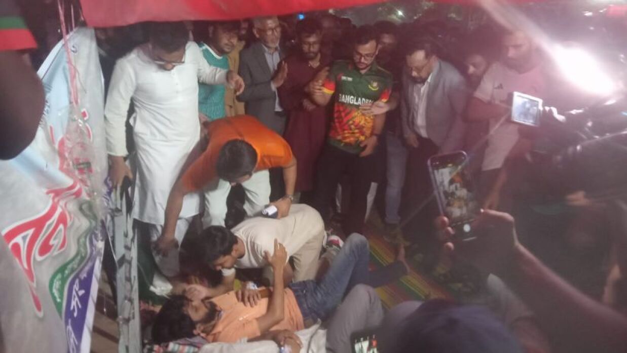 রাজু ভাস্কর্যের পাদদেশে অনশনরত শিক্ষার্থীদের অনশন ভাঙান উপদেষ্টা আসিফ মাহমুদ