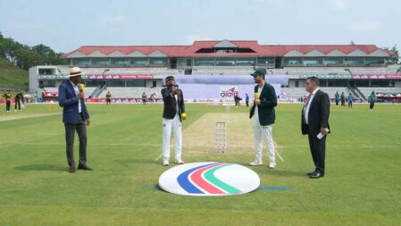 ফিল্ডিংয়ে বাংলাদেশ, সাকিবের অভিষেক 