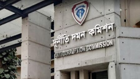 দুই উপদেষ্টার সাবেক ব্যক্তিগত কর্মকর্তার দুর্নীতির অভিযোগ তদন্ত করবে দুদক