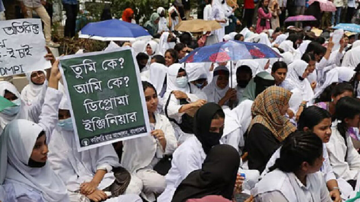 ছয় দফা দাবিতে আন্দোলনরত শিক্ষার্থীরা