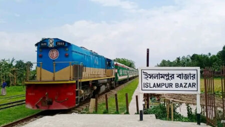 ইসলামপুর রেলস্টেশনে টিকিট কালোবাজারি চক্রের হাতে, যাত্রীরা অসহায়