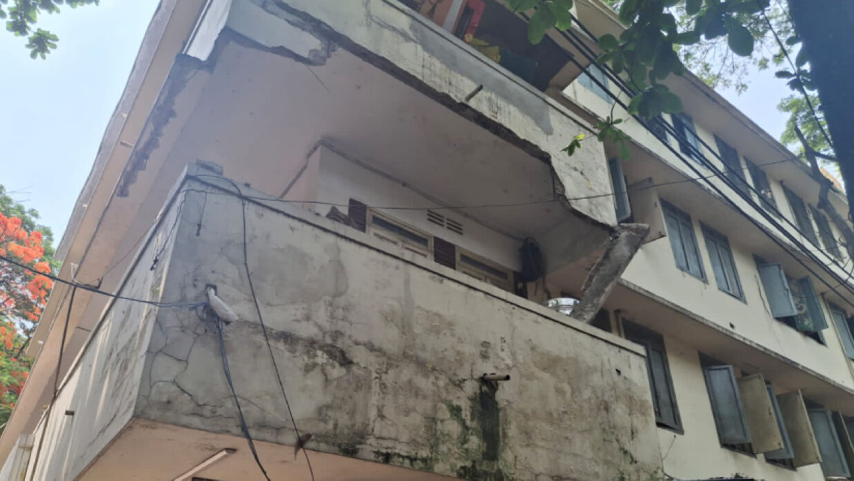 জগন্নাথ বিশ্ববিদ্যালয়ের কার্নিশের দেয়াল ভেঙে আহত একজন