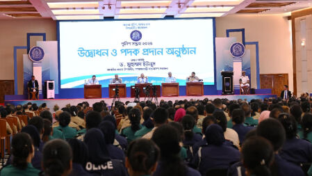 পুলিশকে দলীয় বাহিনী না হওয়ার আহ্বান প্রধান উপদেষ্টার