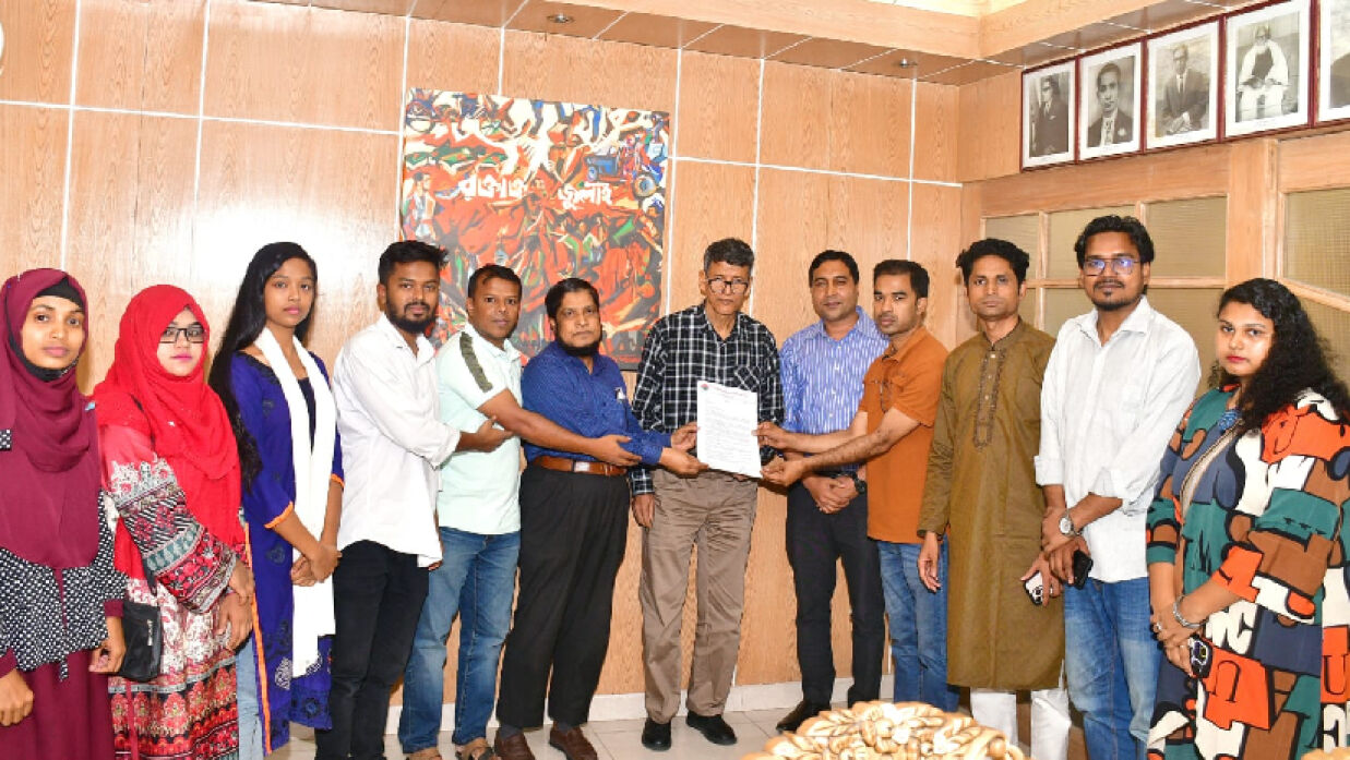 স্মারকলিপি প্রদান 