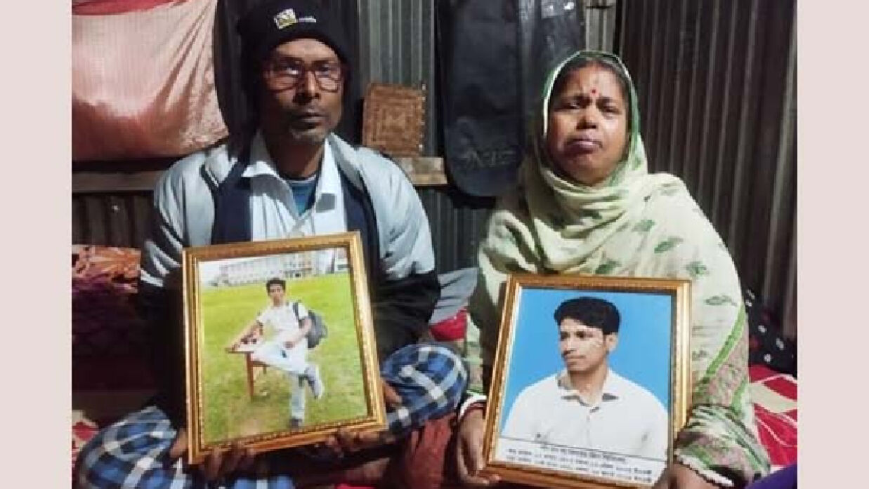 শহীদ হৃদয় তারুয়ার ছবি হাতে বাবা-মা