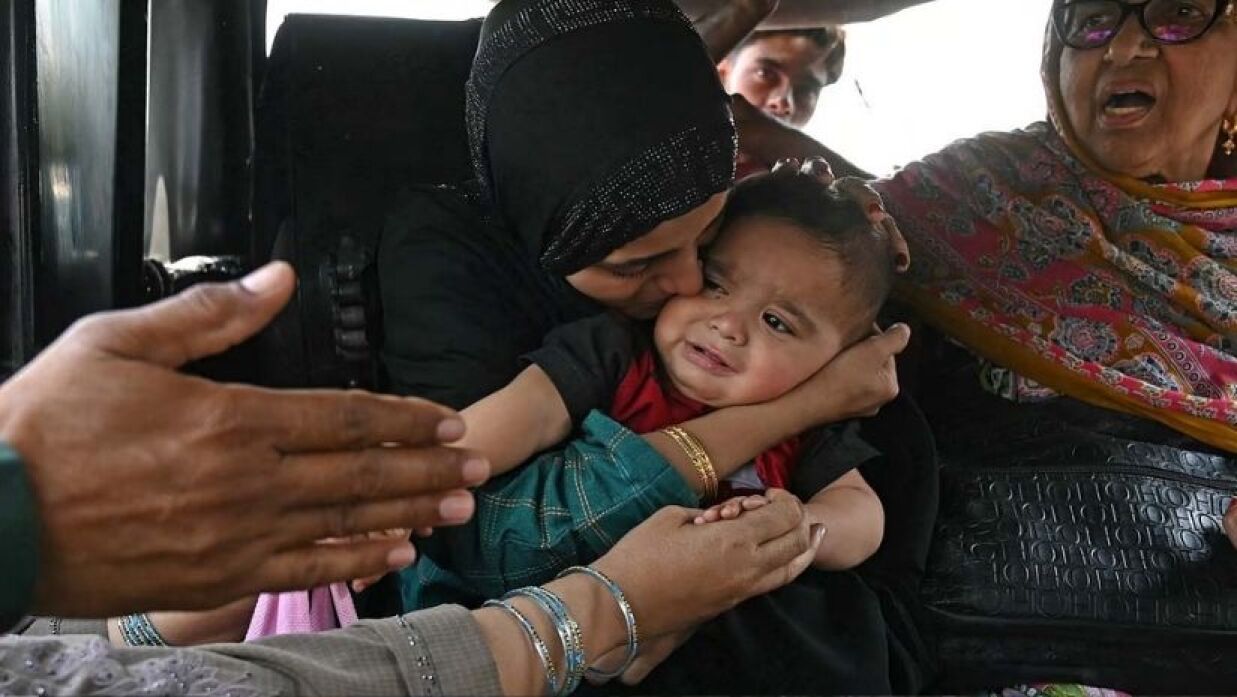 সীমান্তে আবেগঘন দৃশ্য ছেলেকে সীমান্তেই রেখে যেতে বাধ্য হন ওই মা