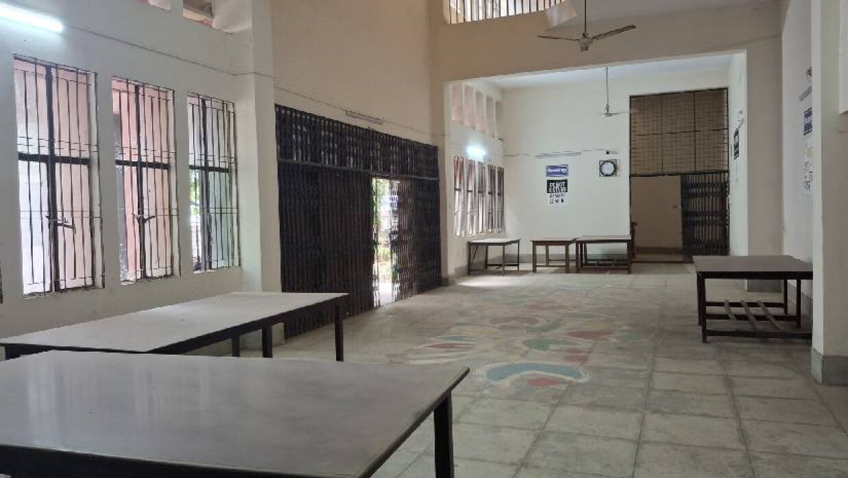 জরাজীর্ণ অবস্থায় পাঠকক্ষ