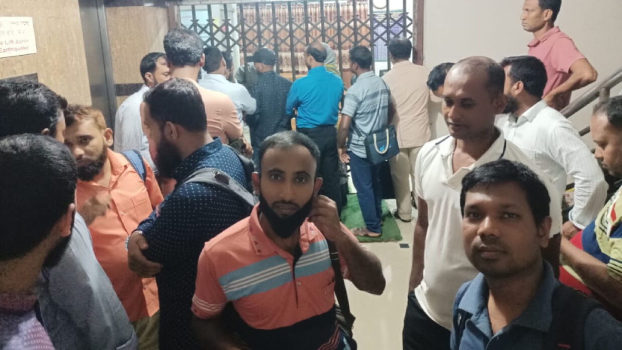 এনটিআরসিএর অফিসে স্মারকলিপি জমা দিতে যান ১৮তম নিবন্ধনের ফল প্রত্যাশীরা