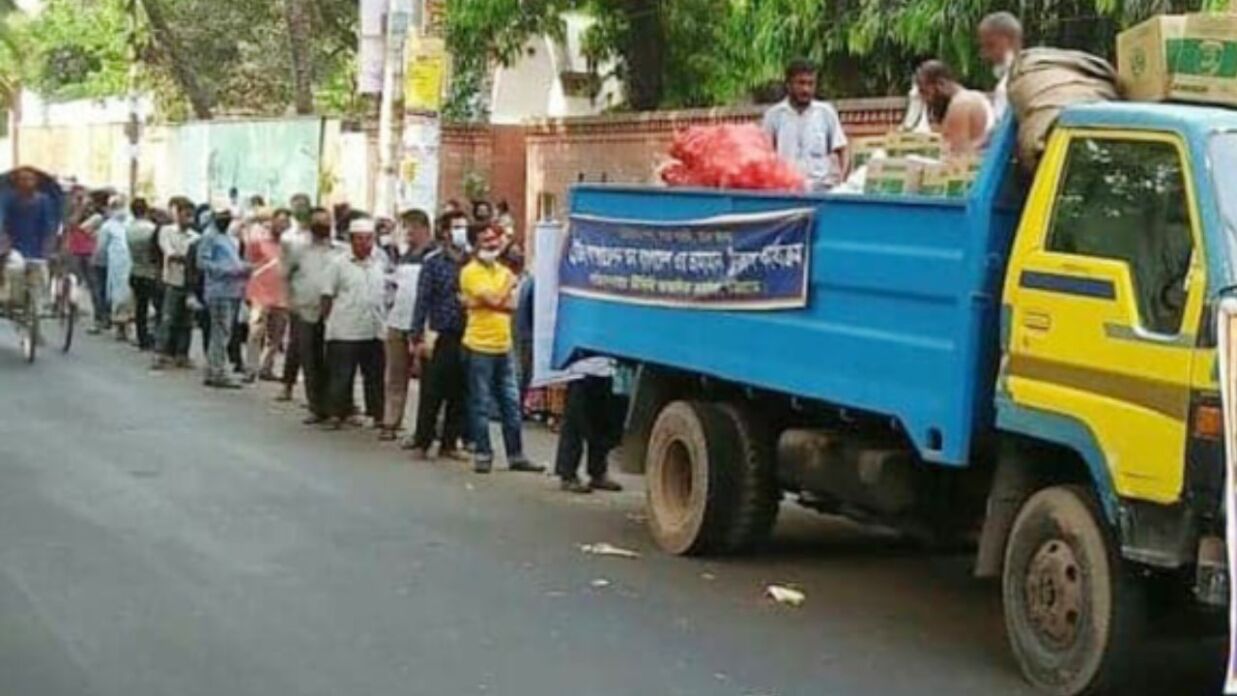 টিসিবির পণ্য নিতে আসা মানুষের সারি