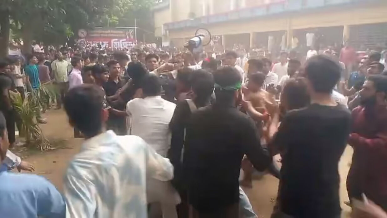 বগুড়ার পৌর পার্কে মারামারি