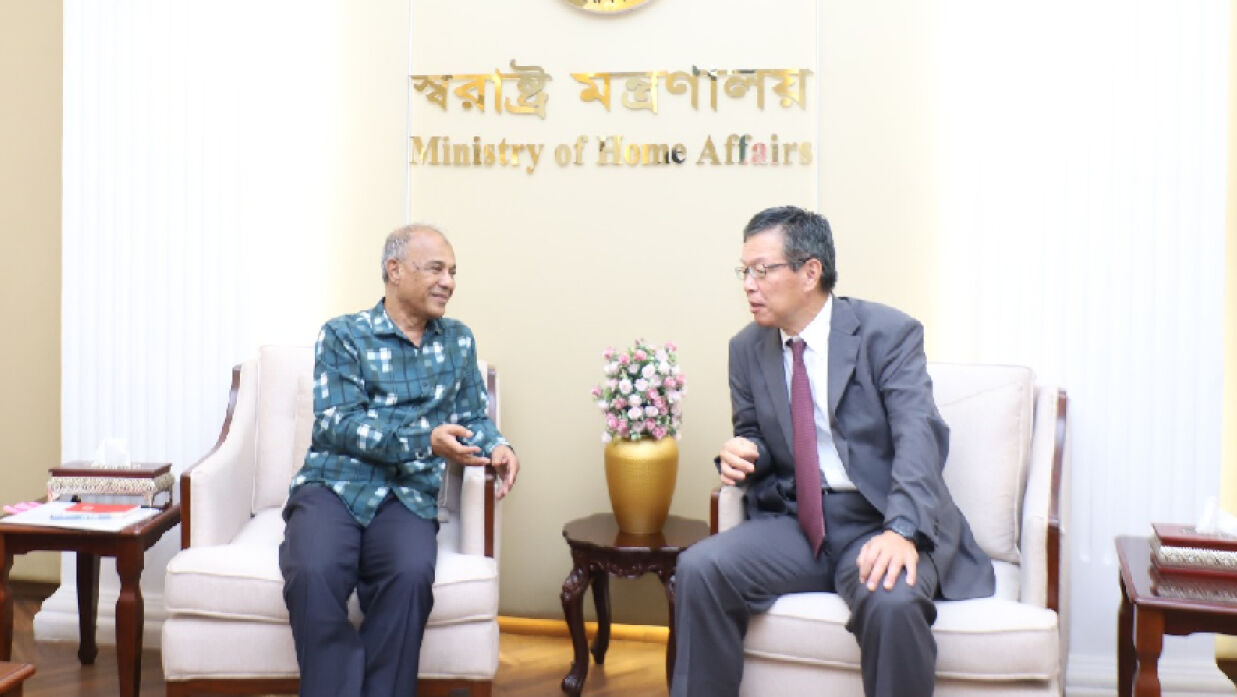 জাপানের রাষ্ট্রদূত সাইদা শিনইচির সঙ্গে স্বরাষ্ট্র ও কৃষি উপদেষ্টা লেফটেন্যান্ট জেনারেল মো. জাহাঙ্গীর আলমের সাক্ষাৎ