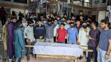 ববি প্রশাসনকে ‘মৃত’ ঘোষণা করে কাফন সাজিয়ে প্রতীকী জানাজা
