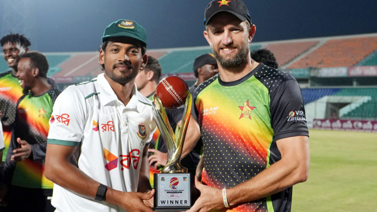 ট্রফি হাতে দুই দলের অধিনায়ক 