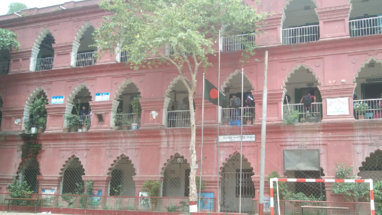 তিনতলা এই ভবনের দ্বিতীয় ও তৃতীয় তলায় চলে কলেজের ক্লাস। আর নিচতলায় চলে ইসলামিয়া স্কুলের কার্যক্রম