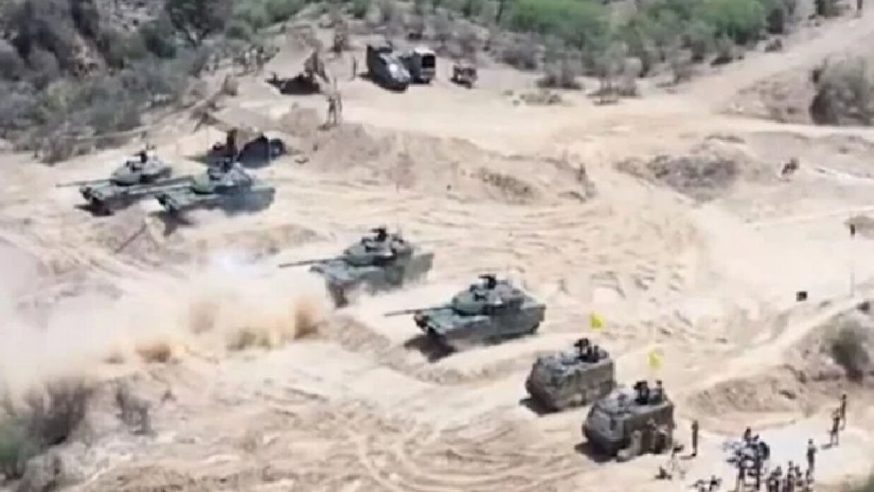 সীমান্তে পাকিস্তানের সামরিক মহড়া 