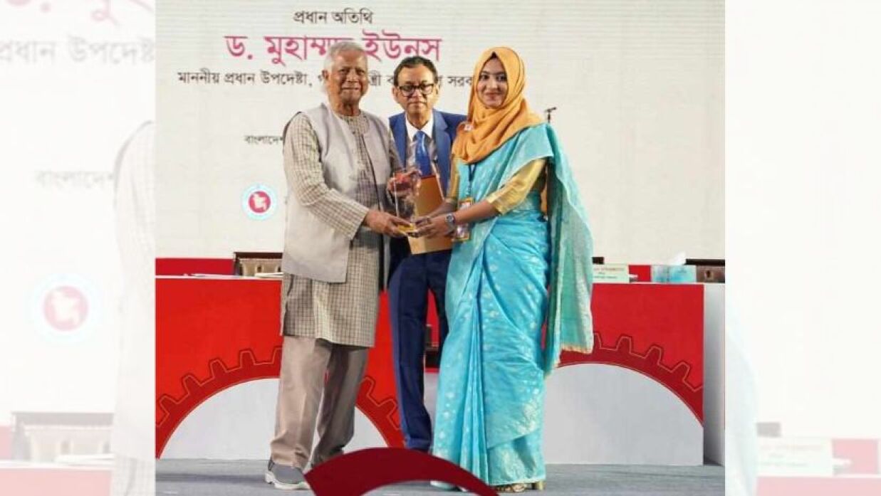 প্রধান উপদেষ্টার কাছ থেকে পুরস্কার গ্রহণ করছেন শামা জাবীন অর্পা