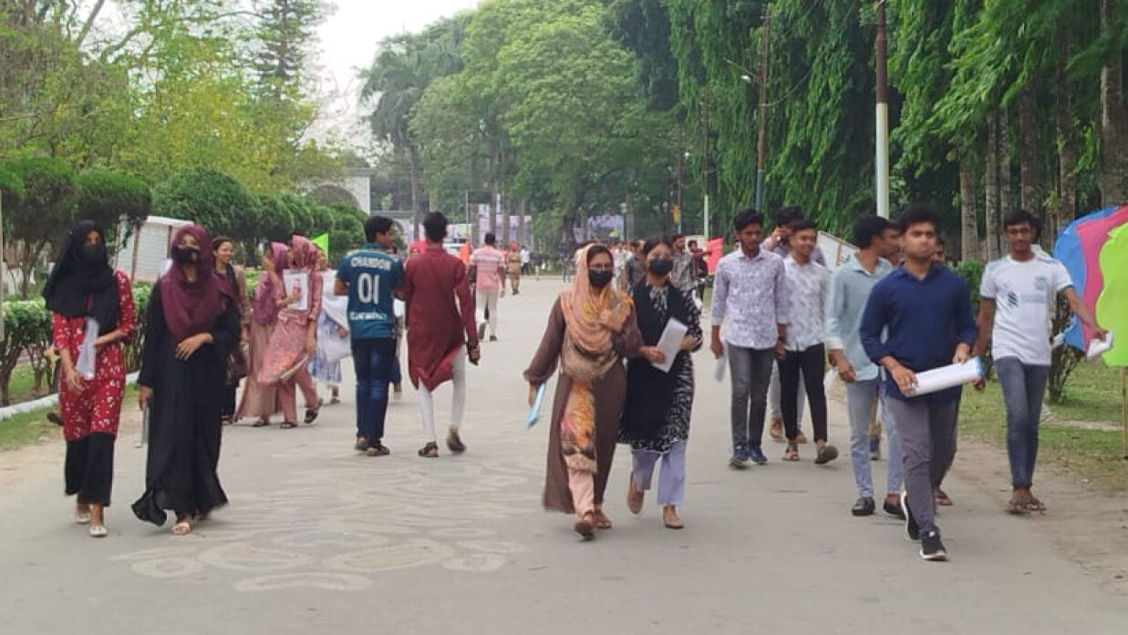 পরীক্ষা দিতে কেন্দ্রে আসছেন ভর্তিচ্ছুরা
